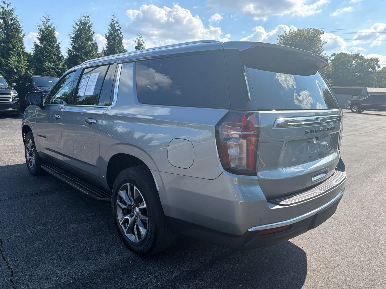Used 2024 Chevrolet Suburban LT w/ Luxury Package AWD/4WD image 3