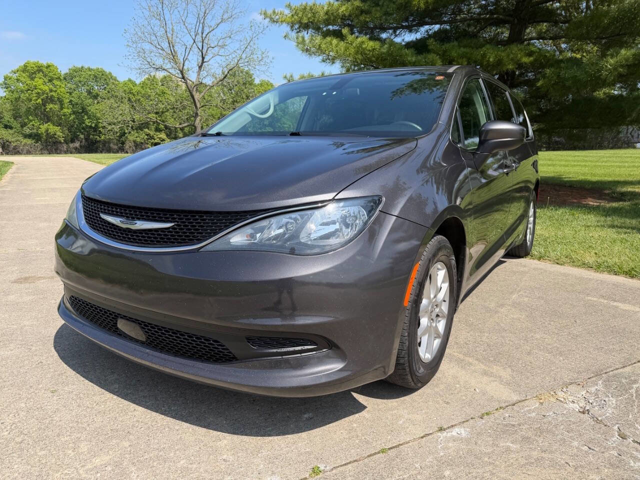 Used 2021 Chrysler Voyager LX FWD image 1