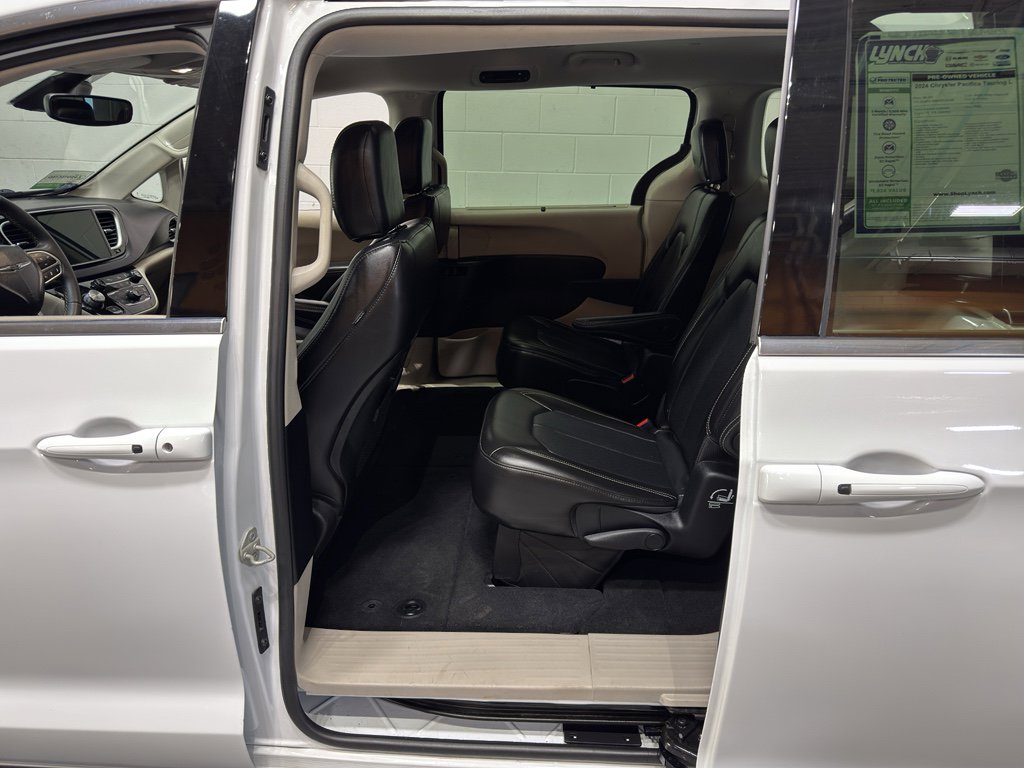 Used 2024 Chrysler Pacifica Touring-L image 9