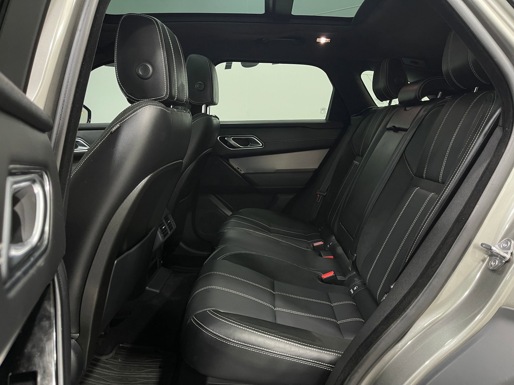 Used 2020 Land Rover Range Rover Velar R-Dynamic S image 30