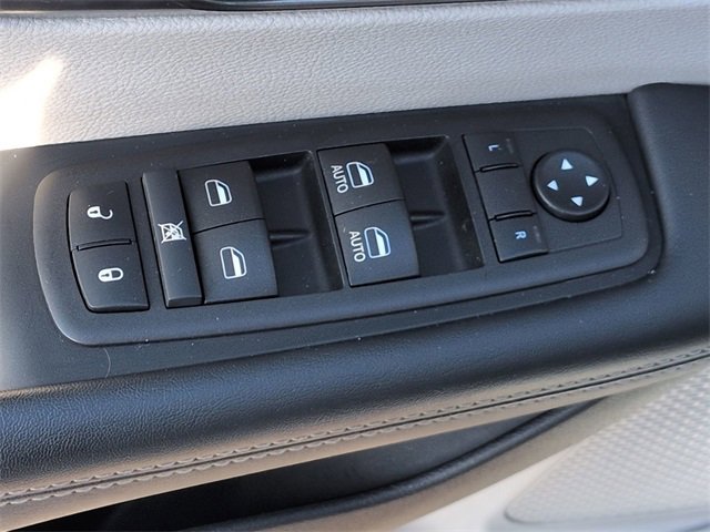 Used 2024 Chrysler Pacifica Touring-L image 15