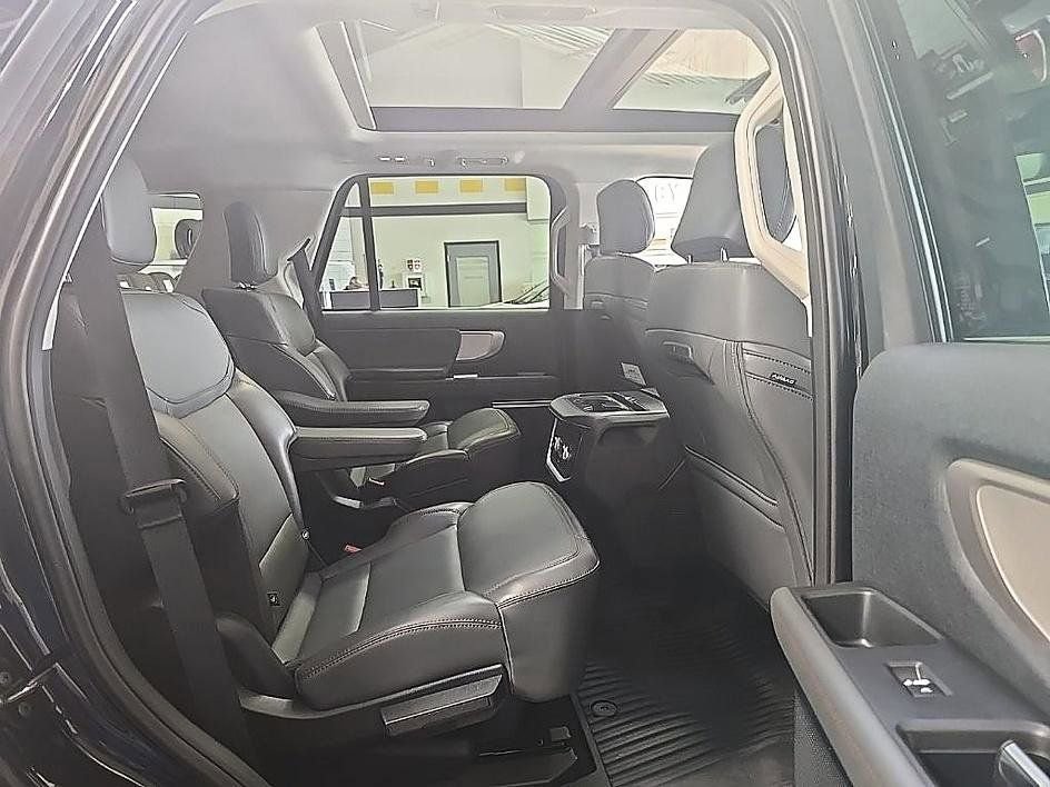 Used 2025 Ford Expedition Active image 41