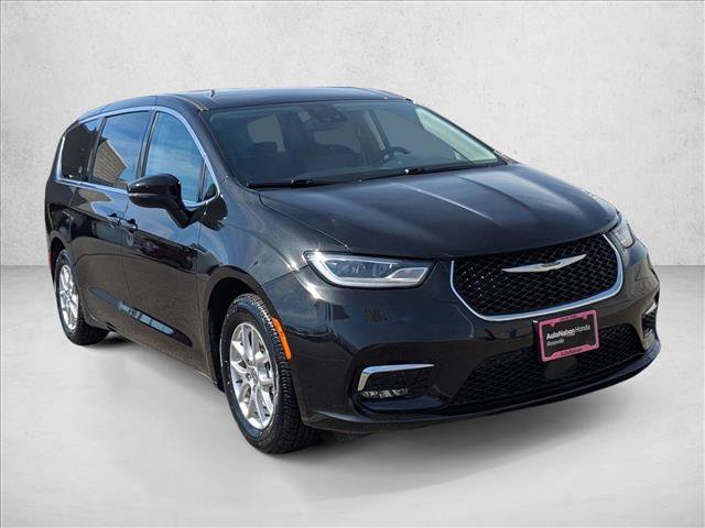 Used 2023 Chrysler Pacifica Touring-L image 3