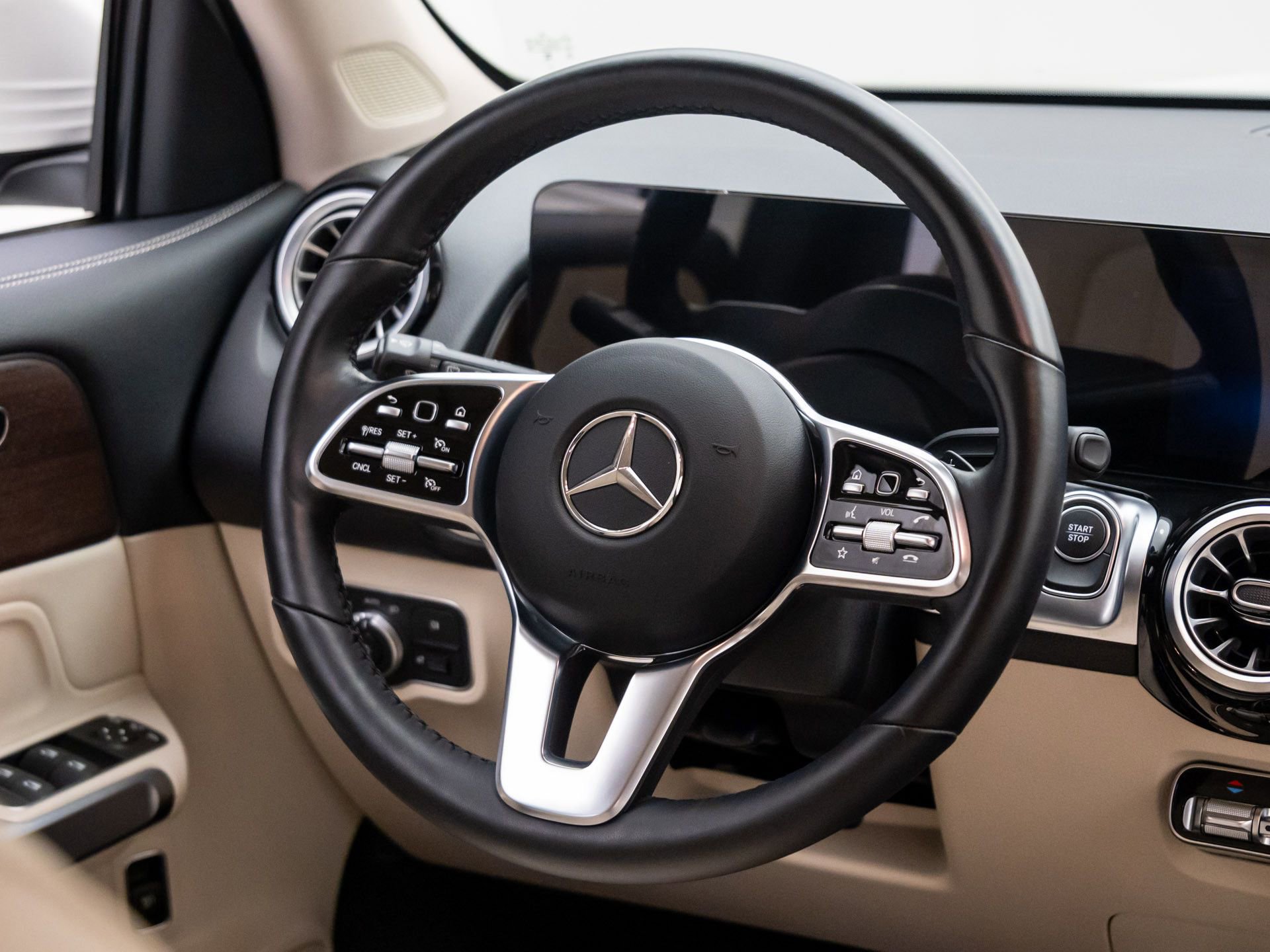 Used 2023 Mercedes-Benz EQB 300 4MATIC w/ Exclusive Package image 13