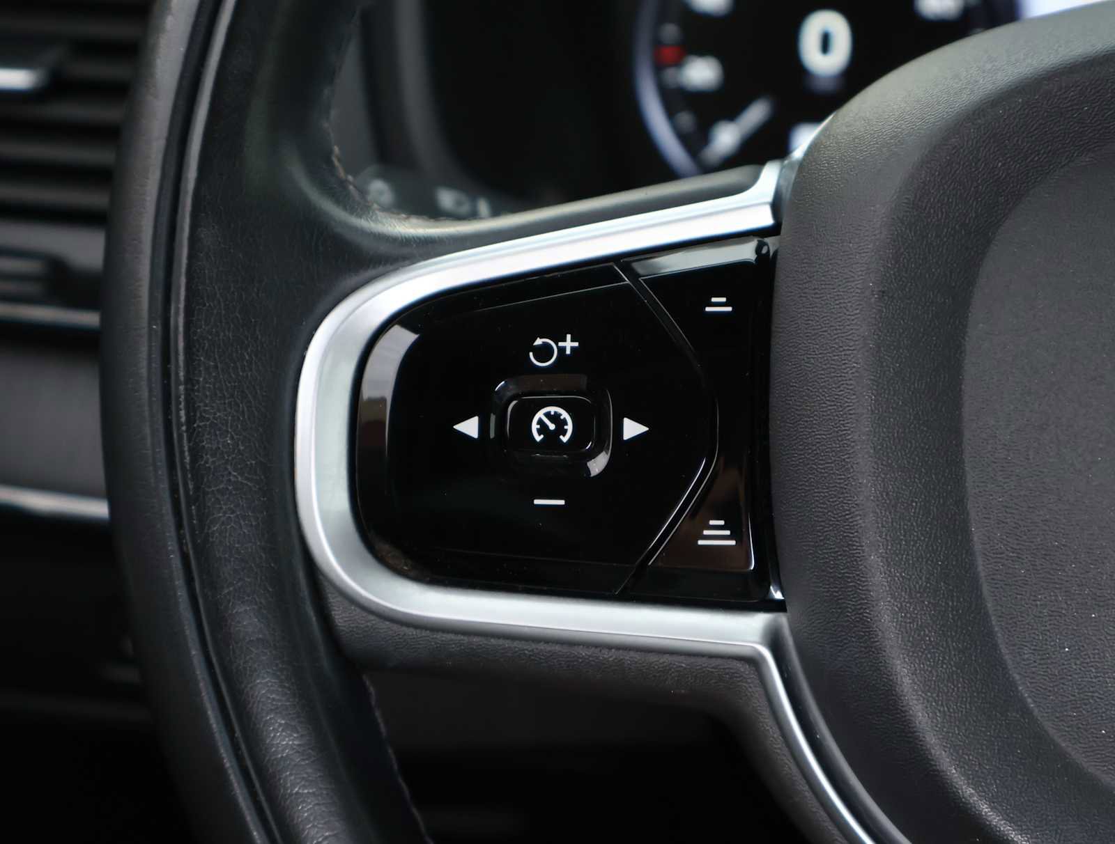 Used 2020 Volvo XC90 T6 Momentum image 15