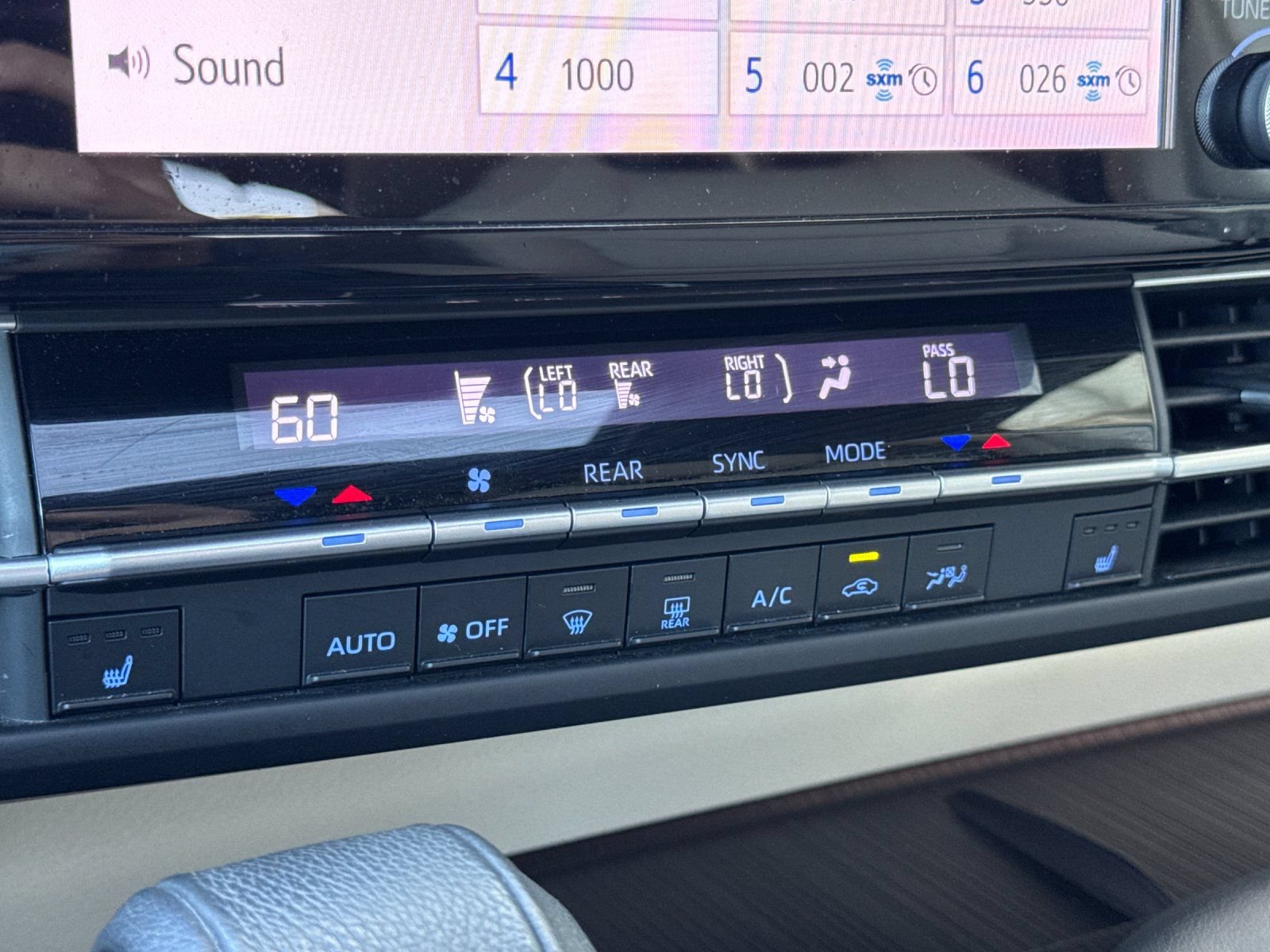 Used 2022 Toyota Sienna XLE FWD image 24