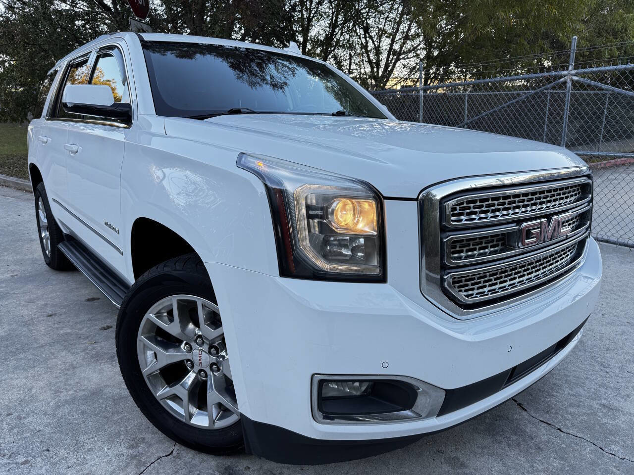 Used 2017 GMC Yukon SLE w/ SLE Value Package image 3