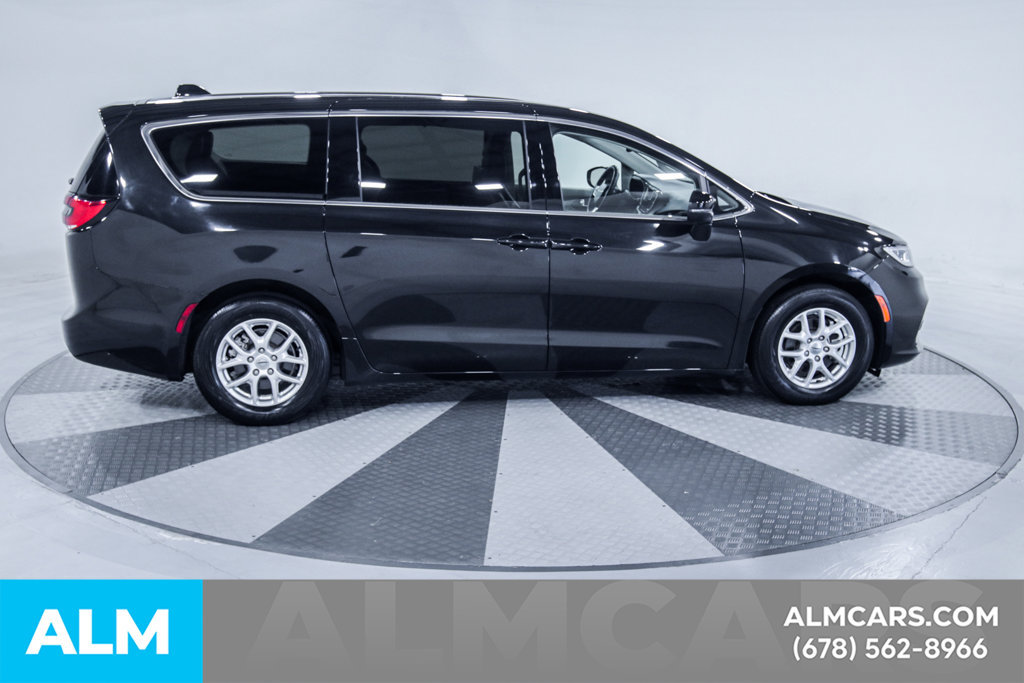 Used 2023 Chrysler Pacifica Touring-L FWD image 11
