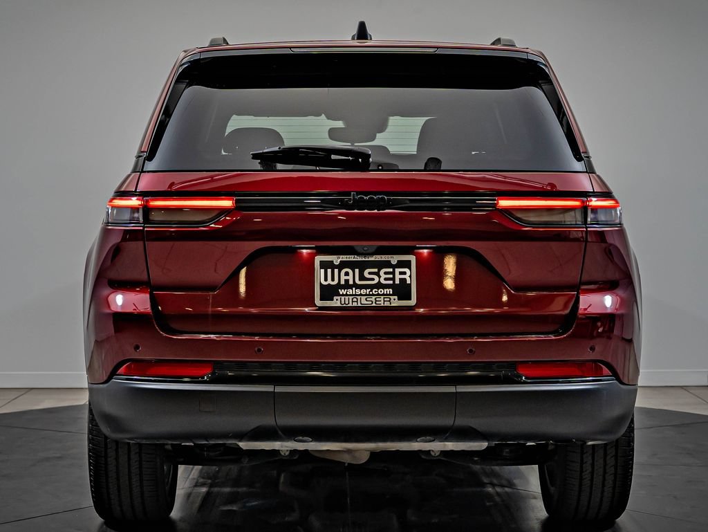 Used 2023 Jeep Grand Cherokee Altitude RWD image 6