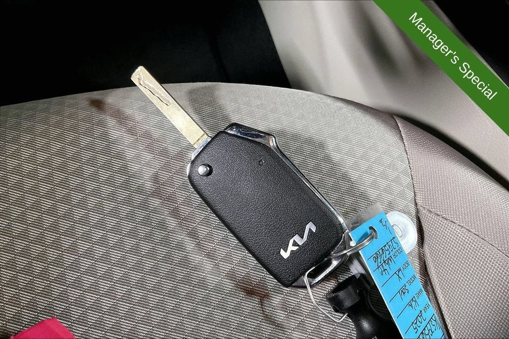 Used 2025 Kia Soul LX w/ LX Technology Package FWD image 12