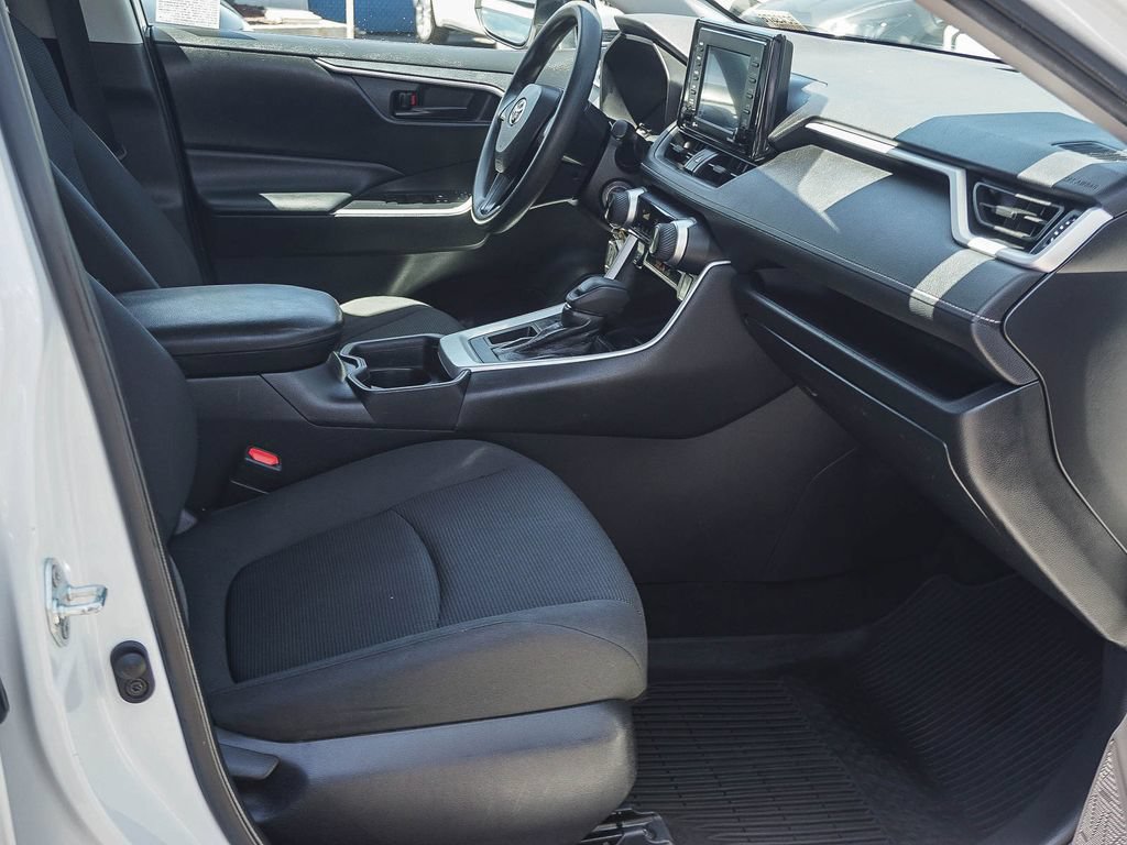 Used 2021 Toyota RAV4 LE FWD image 13