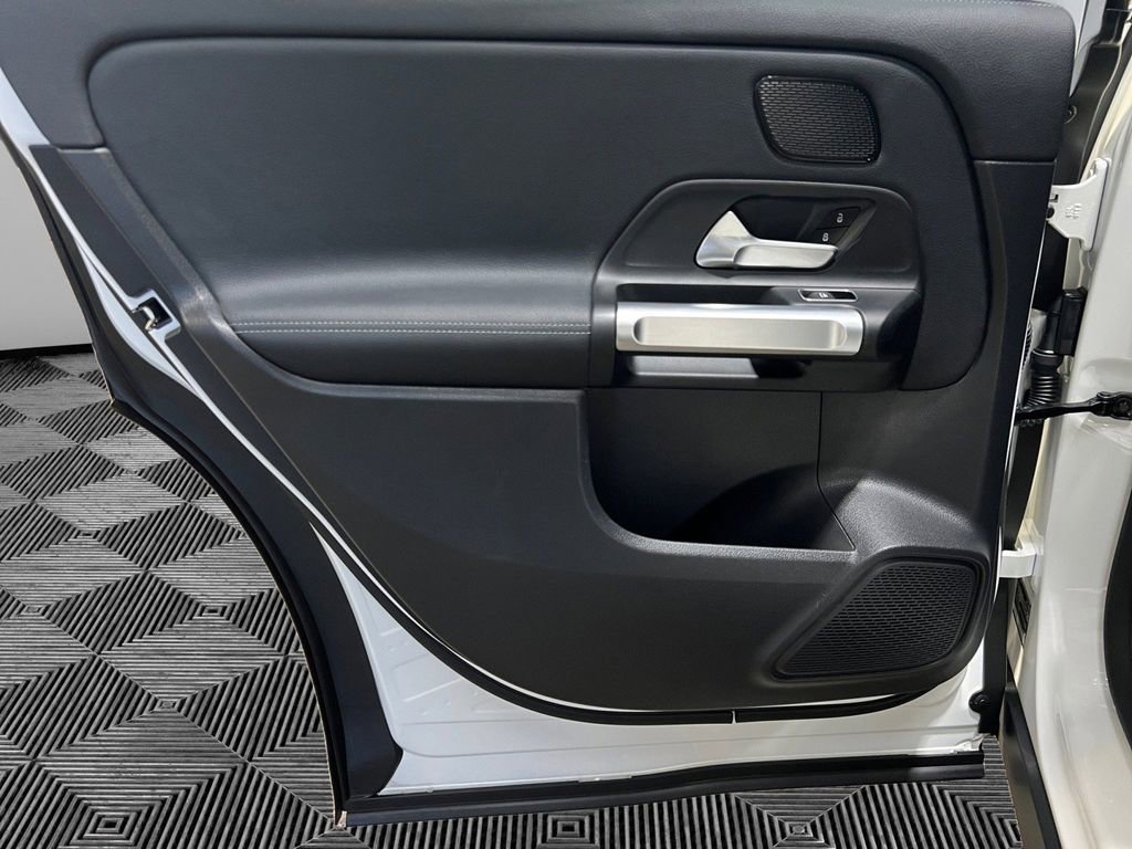 Used 2022 Mercedes-Benz EQB 300 4MATIC image 21