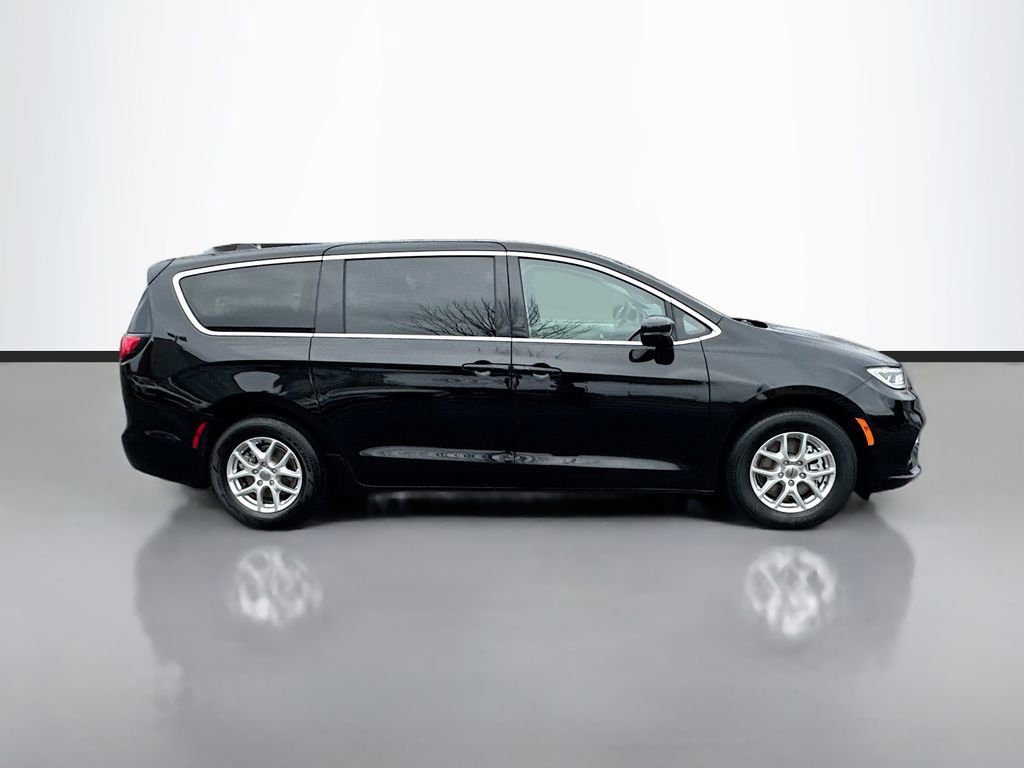Used 2024 Chrysler Pacifica Touring-L image 8