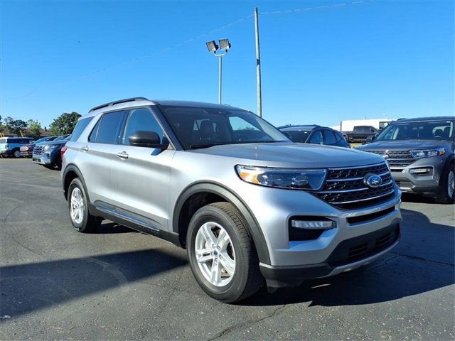 Used 2022 Ford Explorer XLT w/ Equipment Group 202A image 3