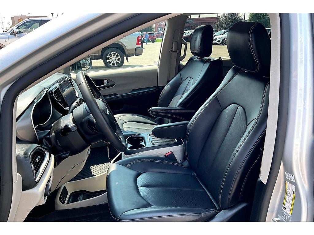 Used 2024 Chrysler Pacifica Touring-L FWD image 27