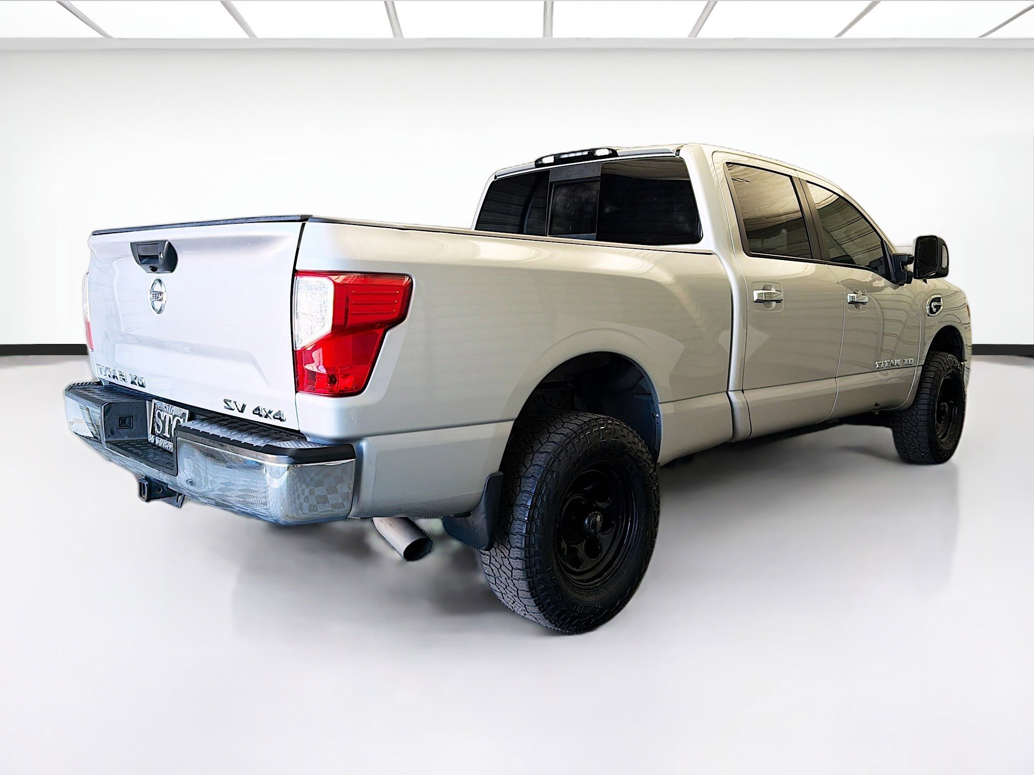 Used 2018 Nissan Titan SV image 4