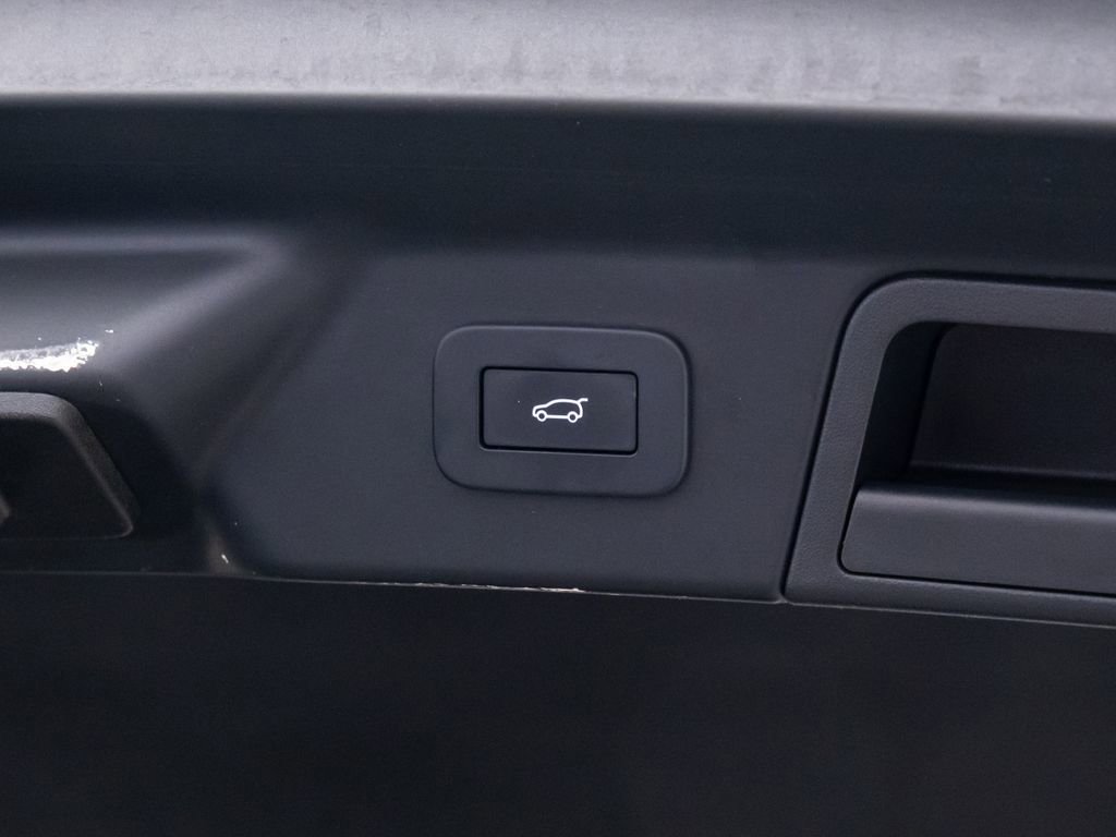 Used 2023 Land Rover Range Rover Velar R-Dynamic S image 34