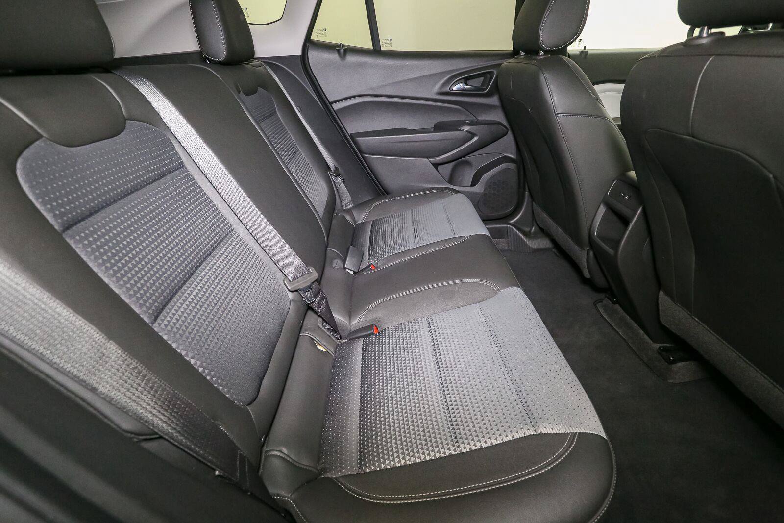 Used 2025 Chevrolet Trax LT FWD image 19