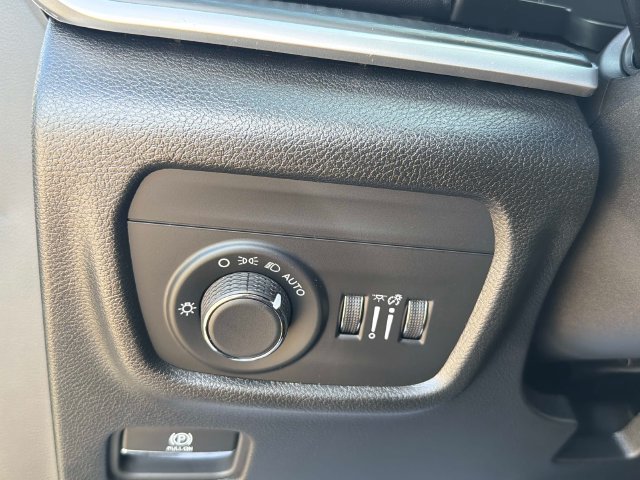 Used 2025 Jeep Grand Cherokee L Laredo AWD/4WD image 31