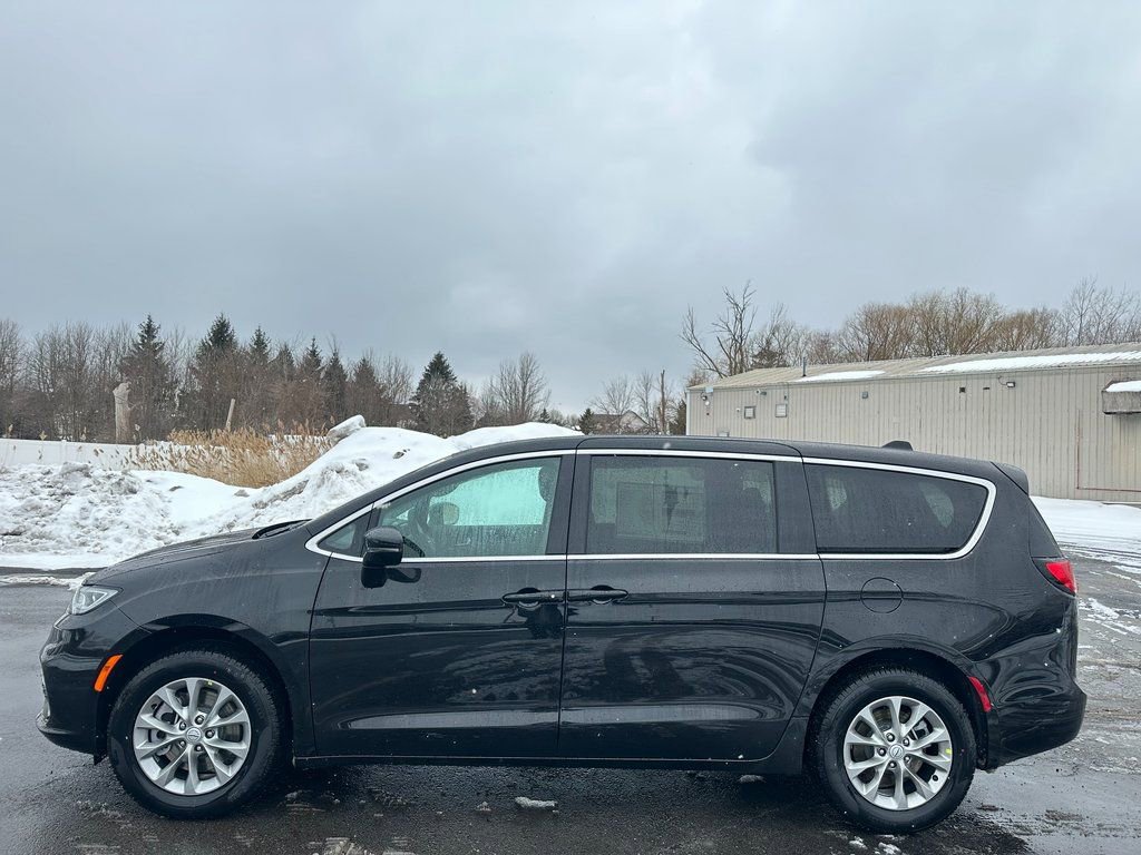 New 2026 Chrysler Pacifica Select image 5