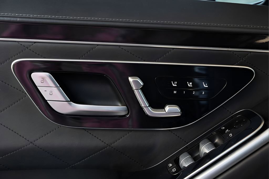 Used 2022 Mercedes-Benz S 580 4MATIC Sedan w/ AMG Line Package image 35