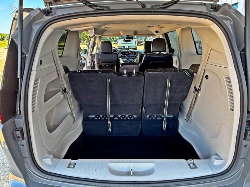 Used 2023 Chrysler Pacifica Touring-L FWD image 11