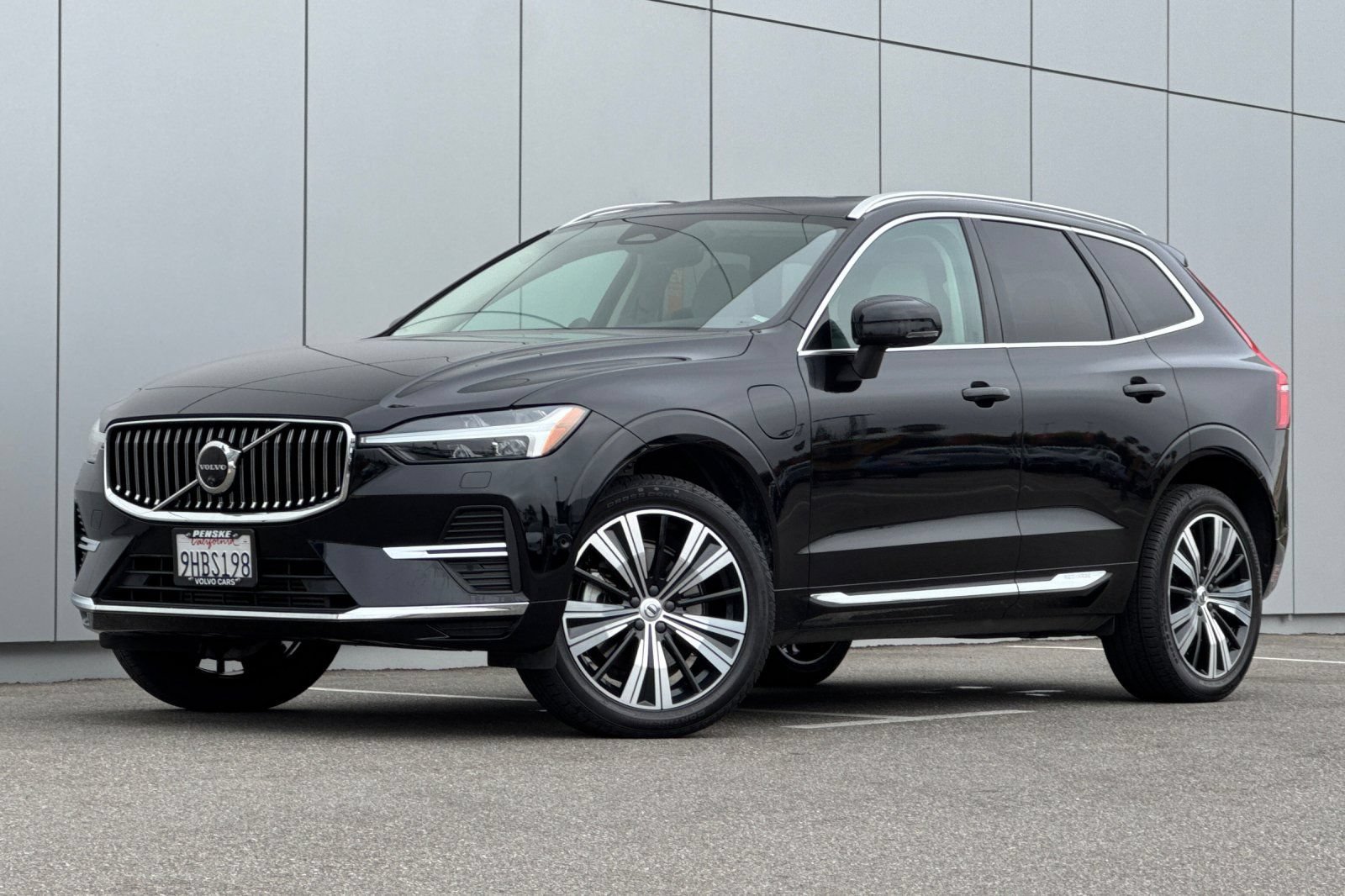 Used 2023 Volvo XC60 T8 Ultimate w/ Climate Package AWD/4WD image 1