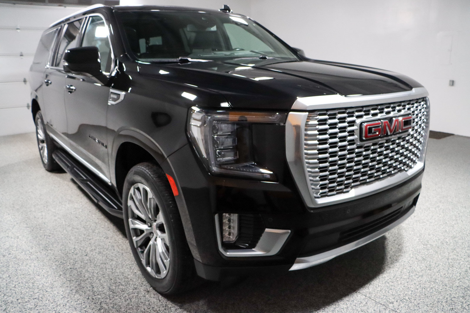 Used 2023 GMC Yukon XL Denali AWD/4WD image 5