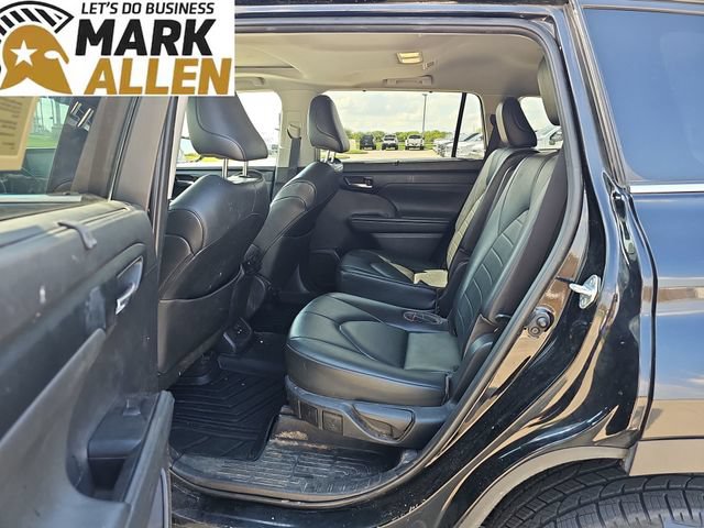 Used 2021 Toyota Highlander XLE AWD/4WD image 24