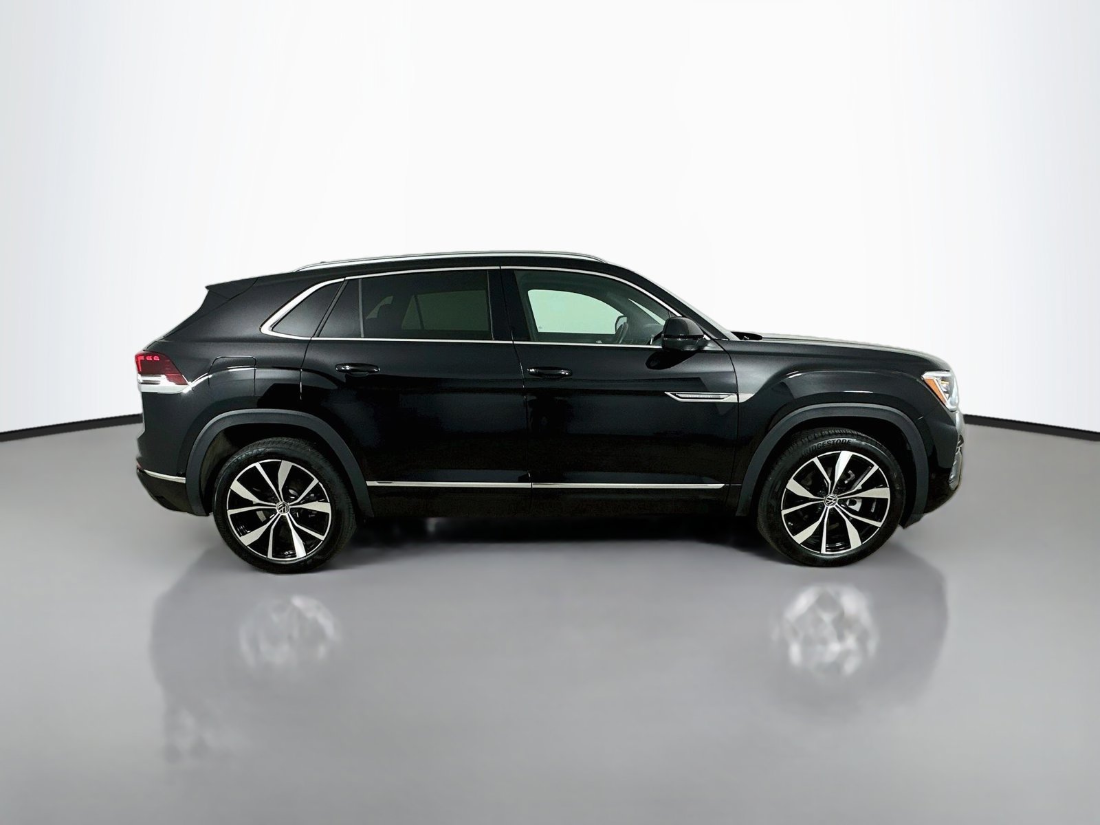 Certified 2026 Volkswagen Atlas Cross Sport SEL Premium R-Line AWD/4WD image 4