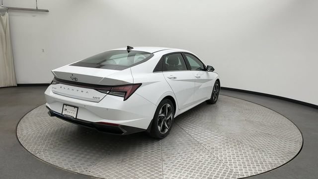 Used 2022 Hyundai Elantra Limited w/ Preferred Accessory Package FWD image 8