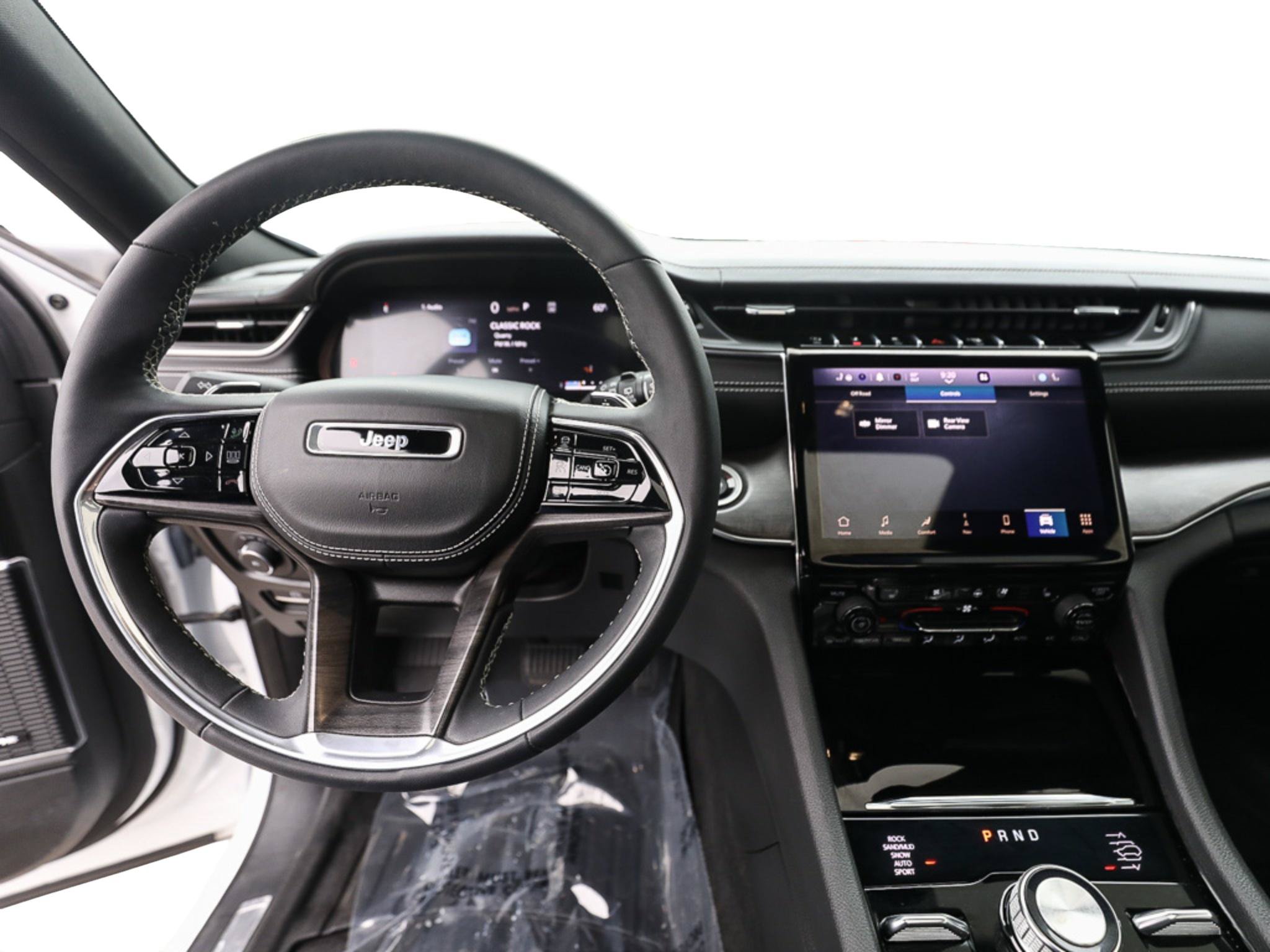 Used 2023 Jeep Grand Cherokee Overland w/ Luxury Tech Group IV AWD/4WD image 14