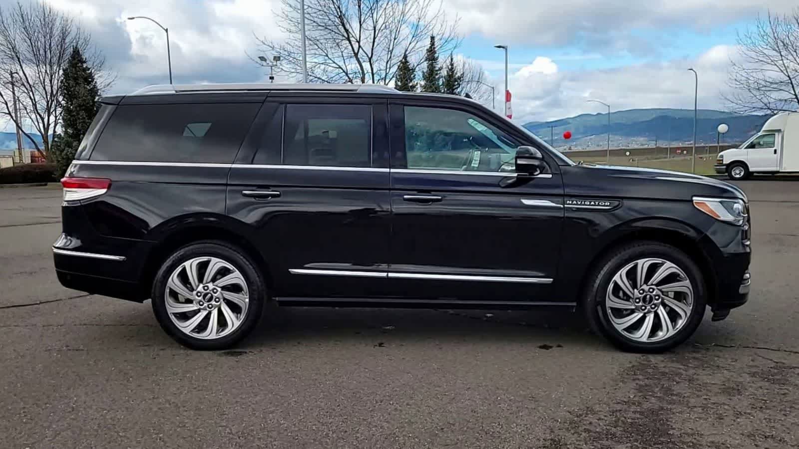 Used 2023 Lincoln Navigator Reserve AWD/4WD image 9