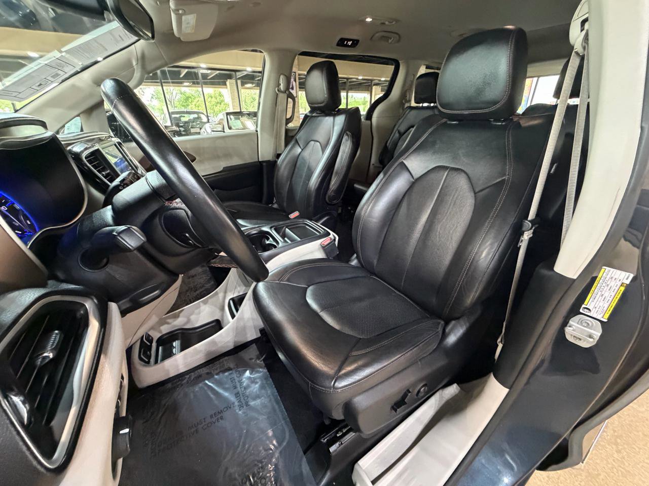 Used 2019 Chrysler Pacifica Touring-L image 32