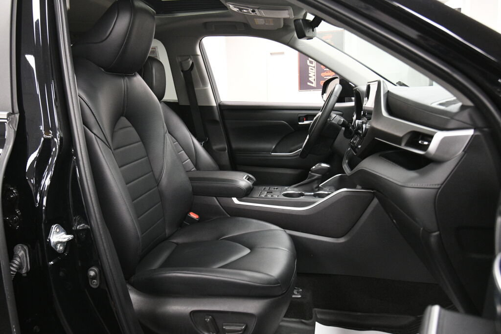 Used 2023 Toyota Highlander XLE AWD/4WD image 30