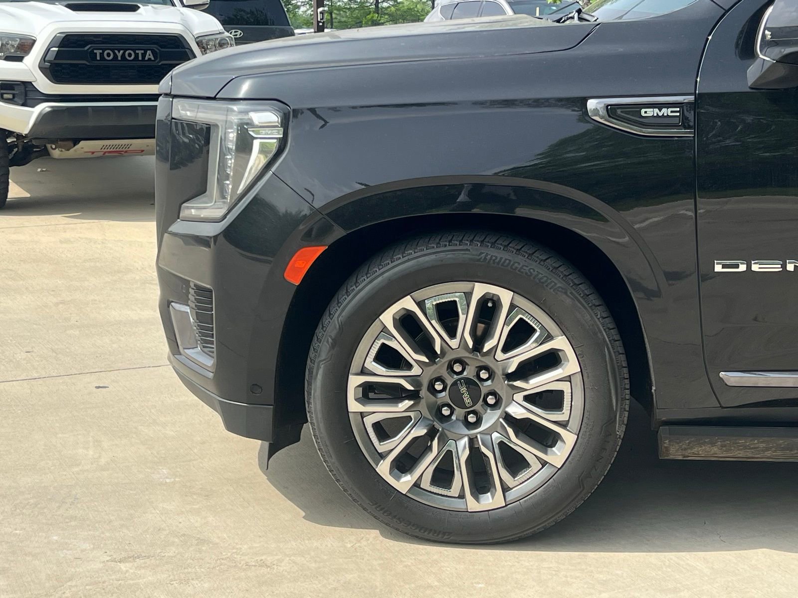 Used 2023 GMC Yukon Denali Ultimate AWD/4WD image 8