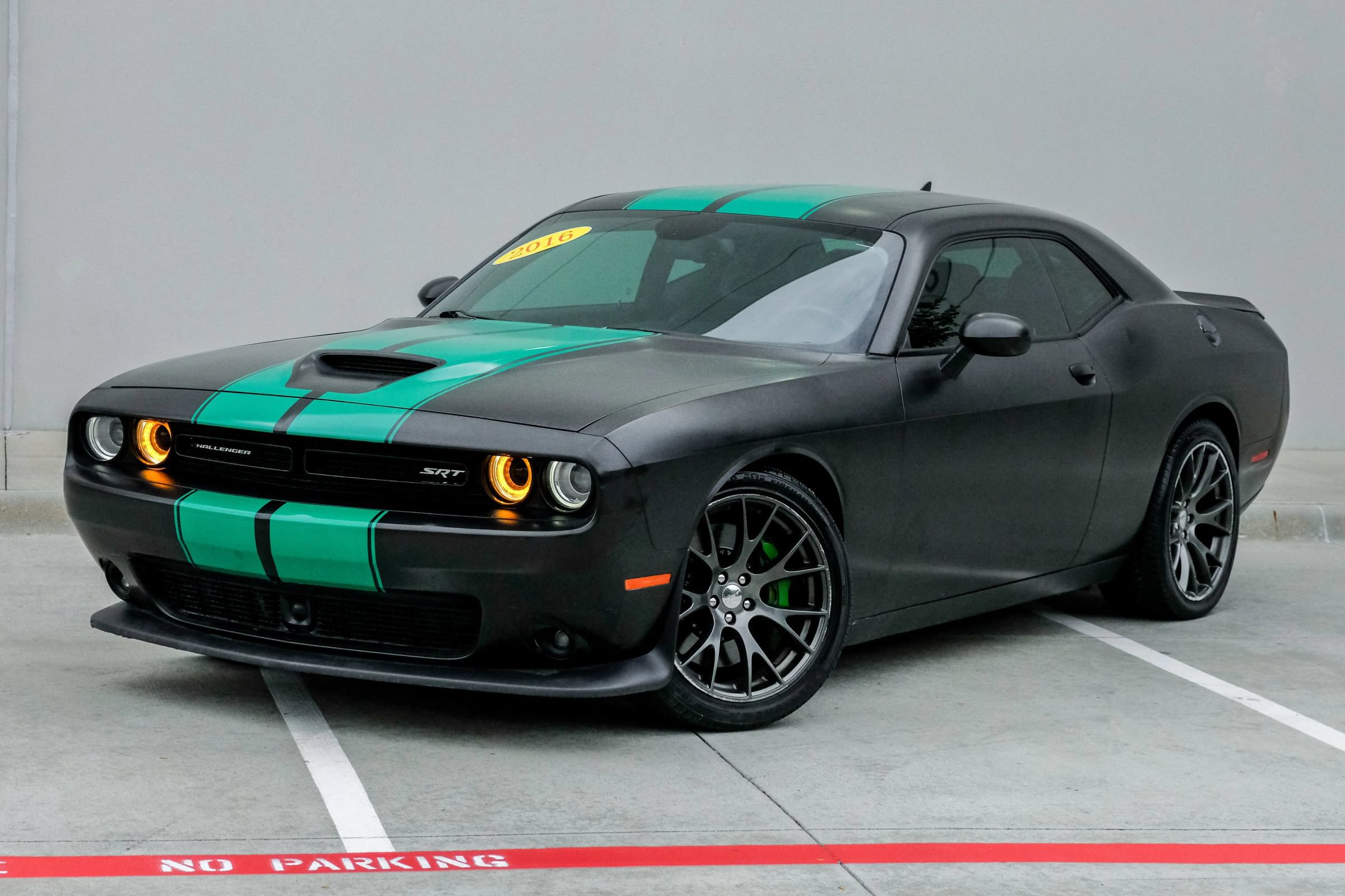 Used 2016 Dodge Challenger SRT w/ Technology Group RWD image 3