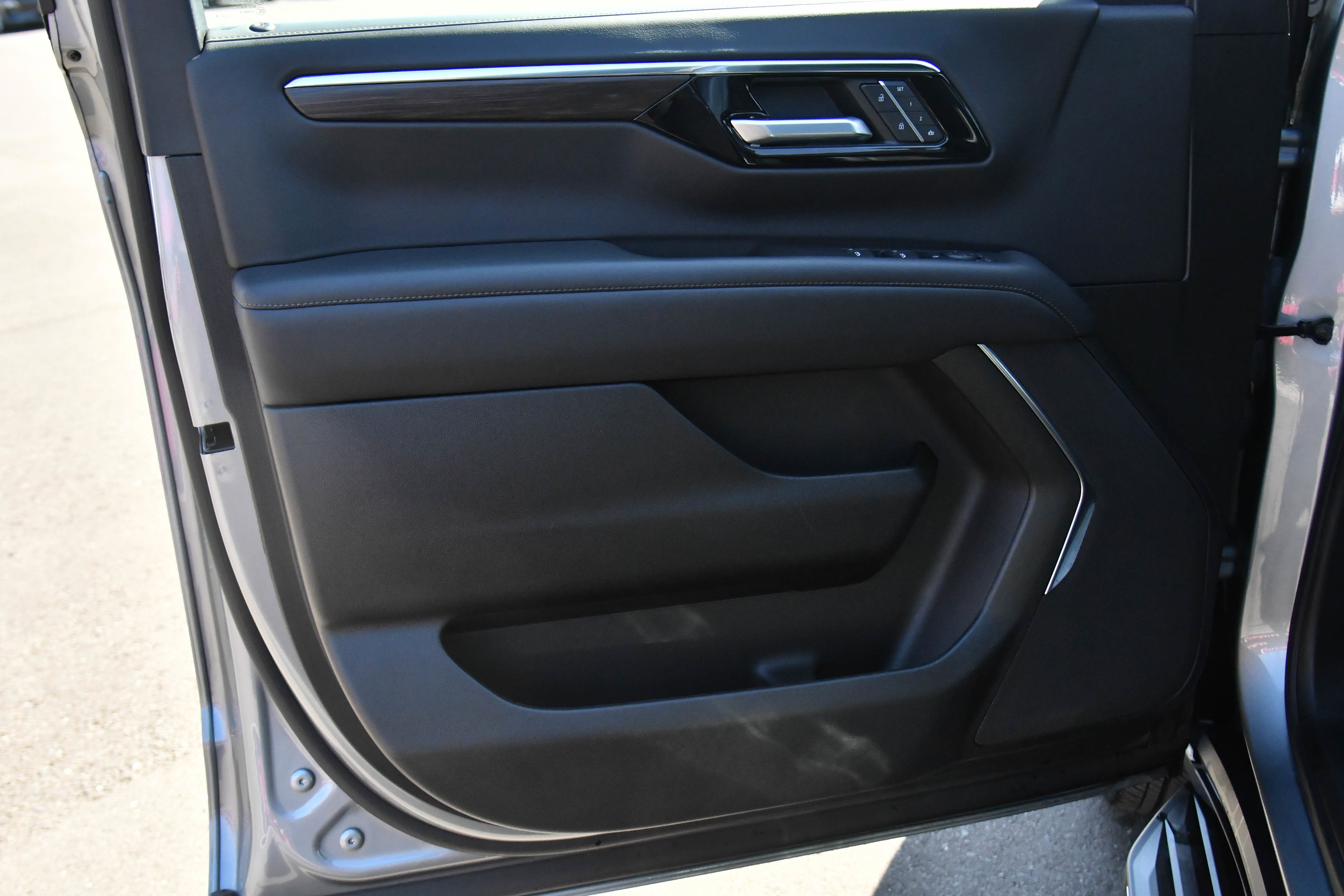 Used 2025 Chevrolet Tahoe LT AWD/4WD image 13