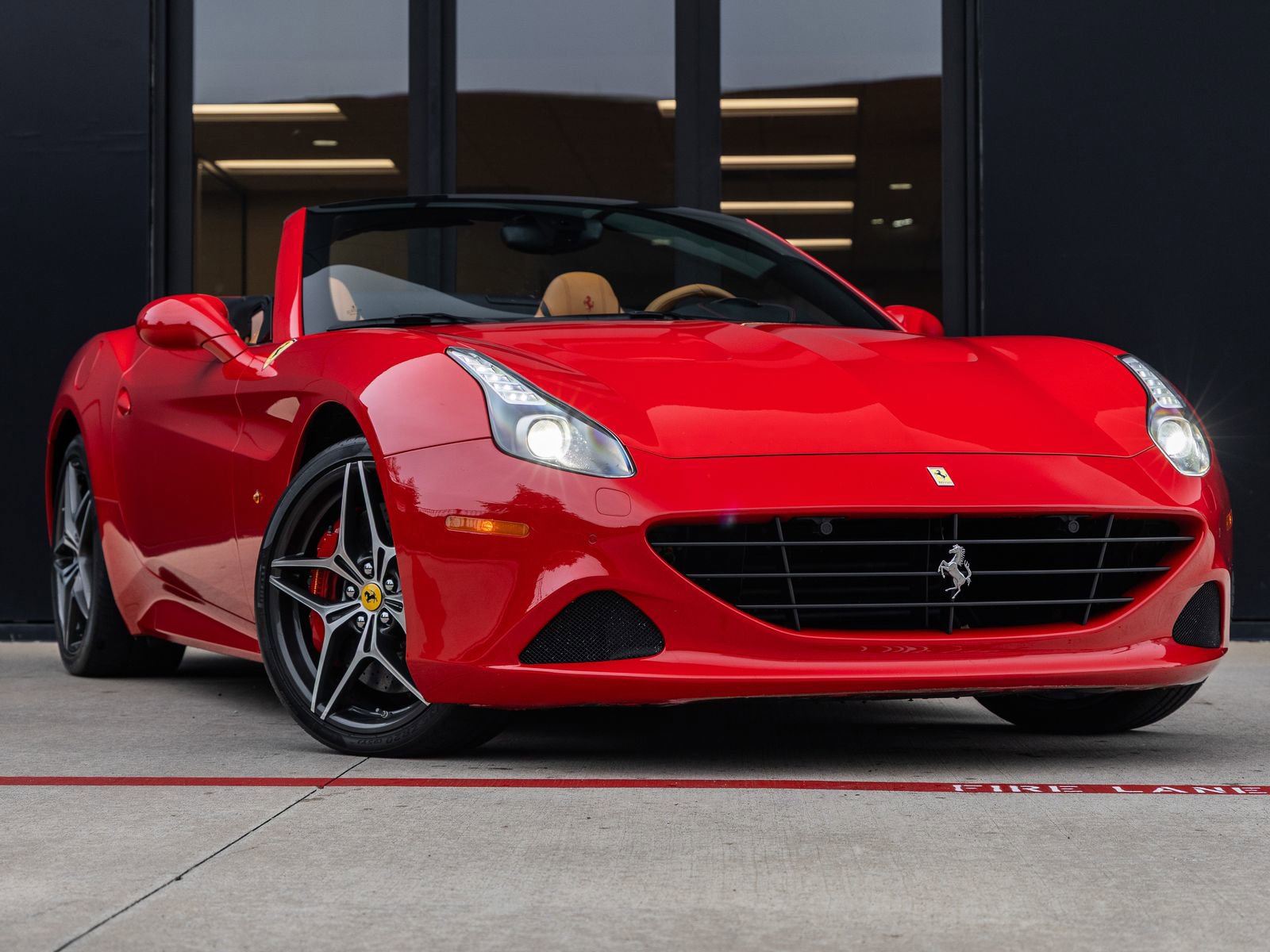 Used 2016 Ferrari California T RWD image 2