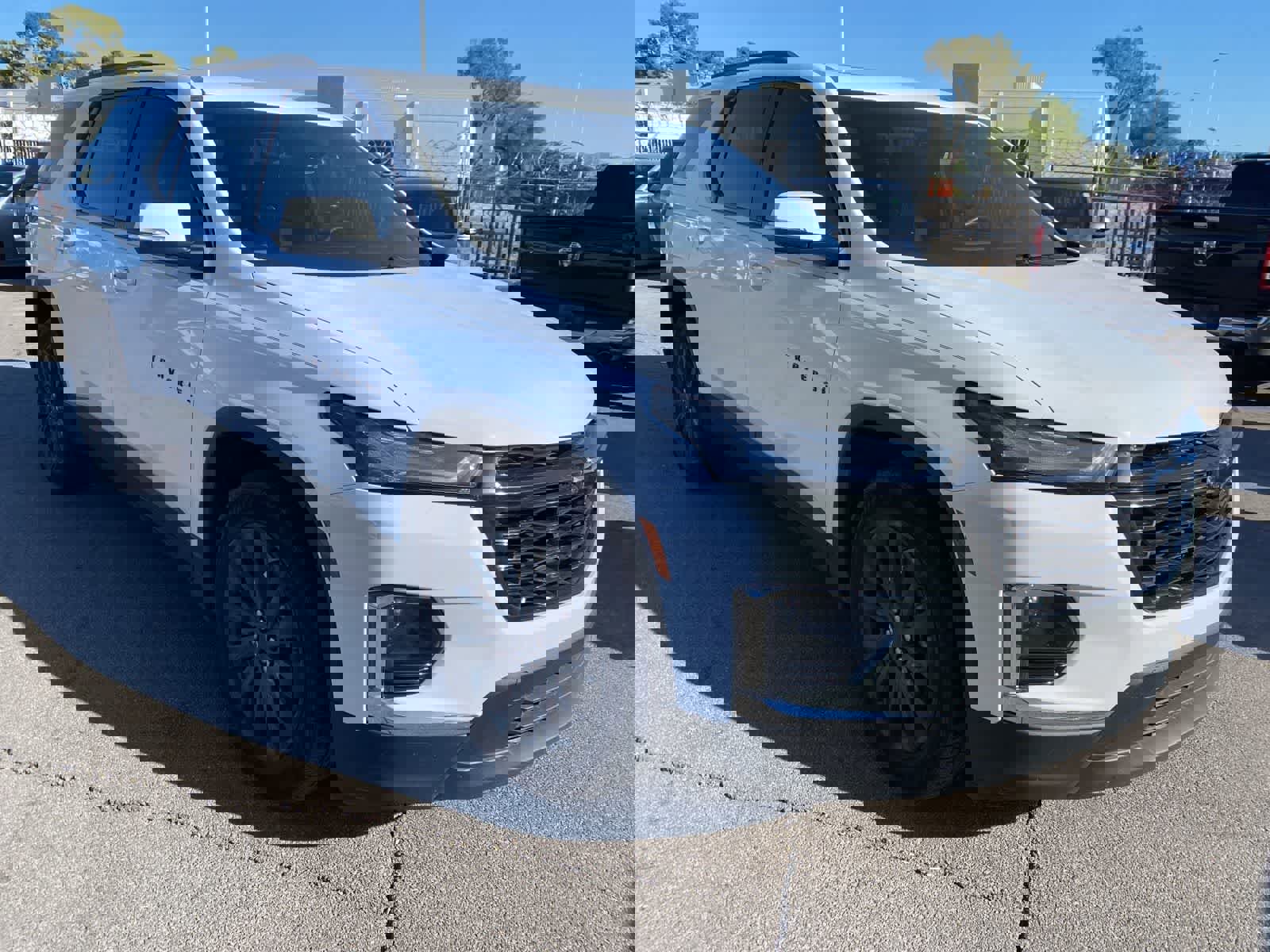 Used 2023 Chevrolet Traverse RS image 3