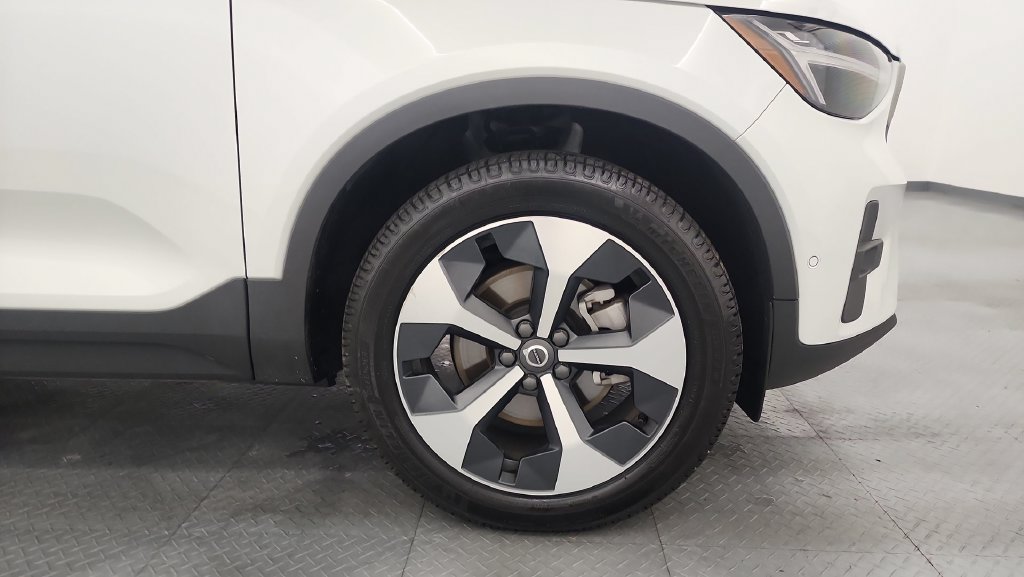 Used 2024 Volvo XC40 B5 Plus AWD/4WD image 24