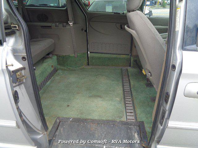 Used 2003 Chrysler Town & Country LX image 6
