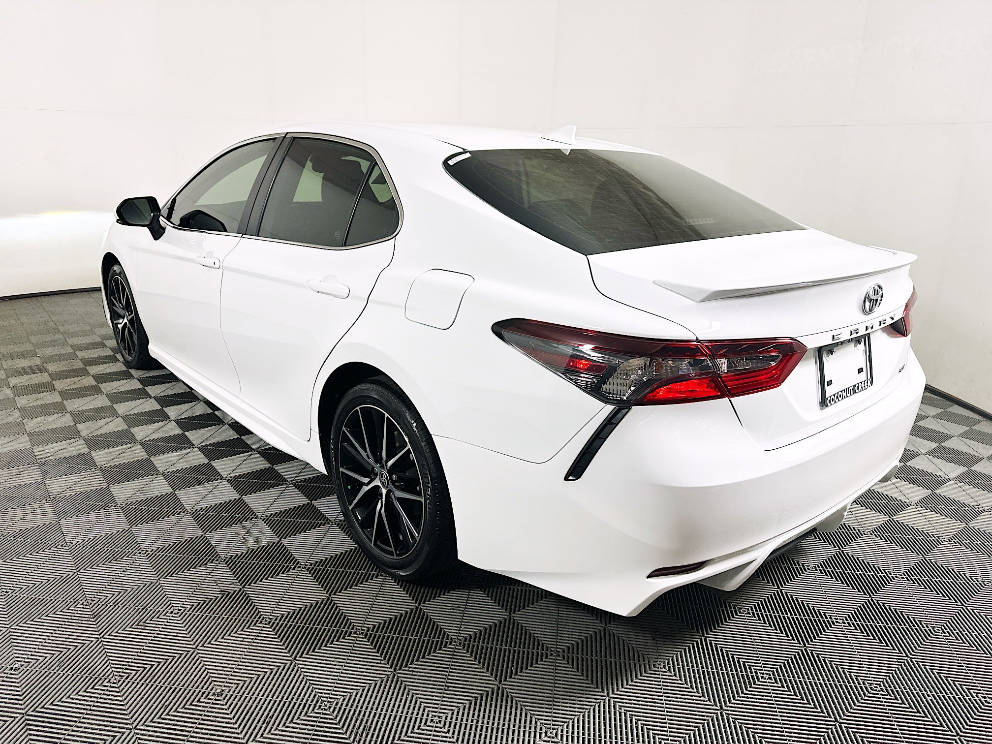 Used 2024 Toyota Camry SE w/ Convenience Package FWD image 5