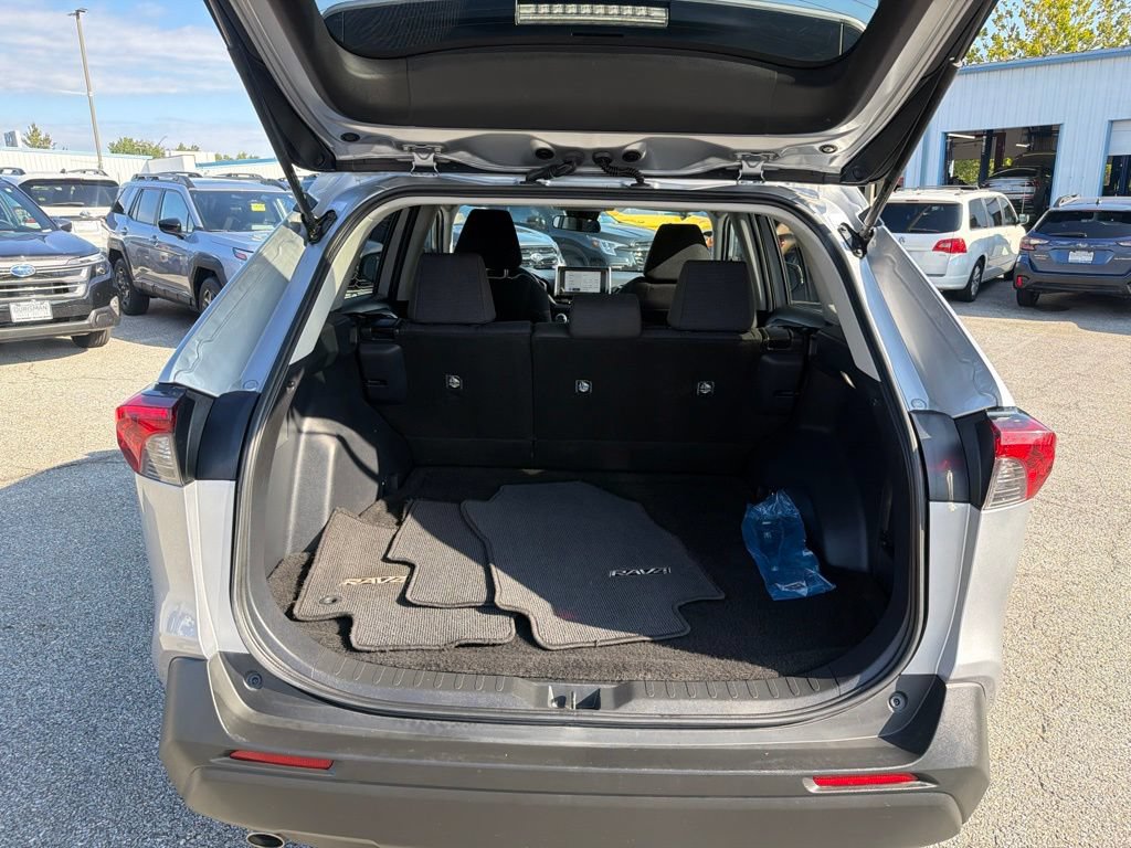 Used 2025 Toyota RAV4 LE AWD/4WD image 9