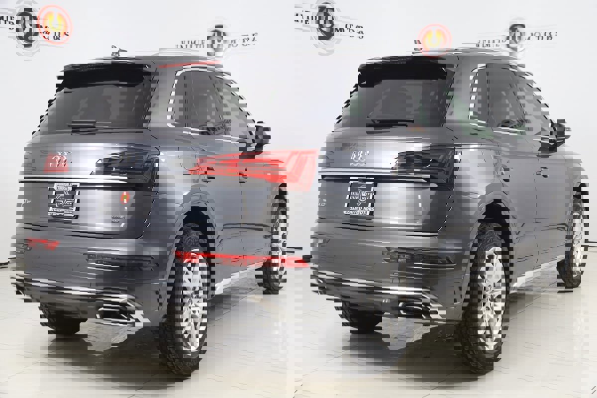 Used 2024 Audi Q5 2.0T Premium w/ Convenience Package image 3