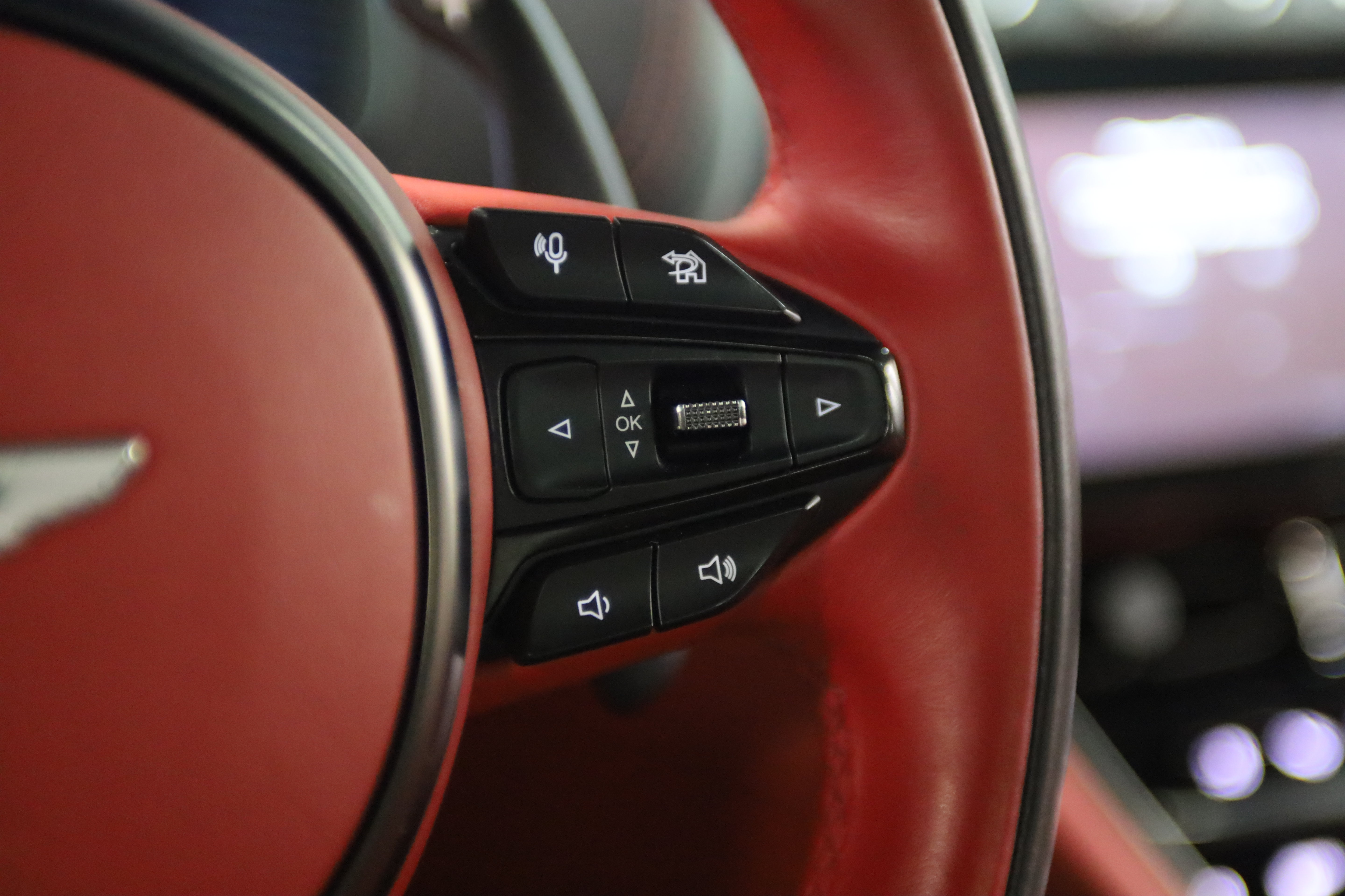 Used 2022 Aston Martin DBX AWD/4WD image 23