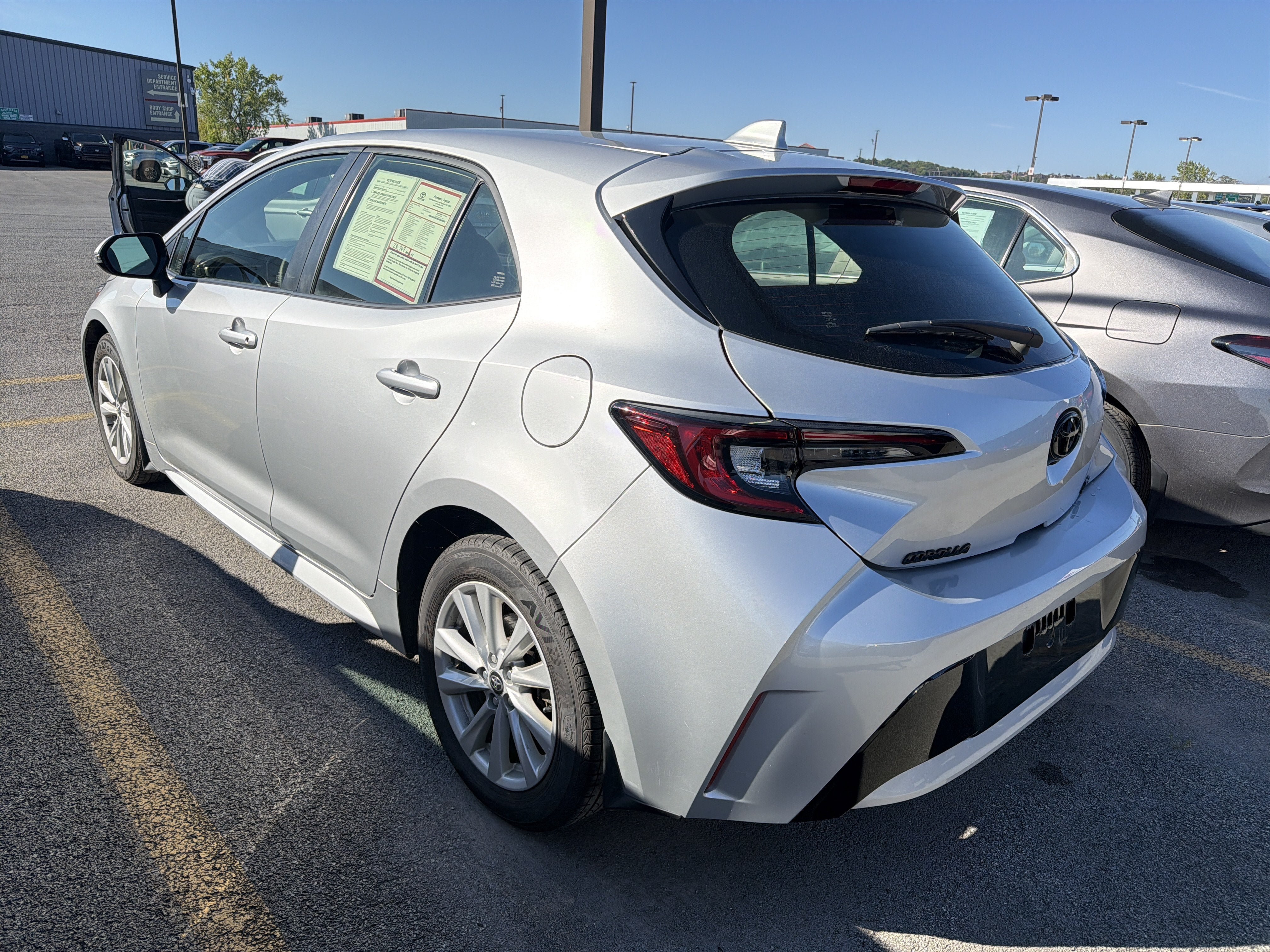 Used 2023 Toyota Corolla SE FWD image 3