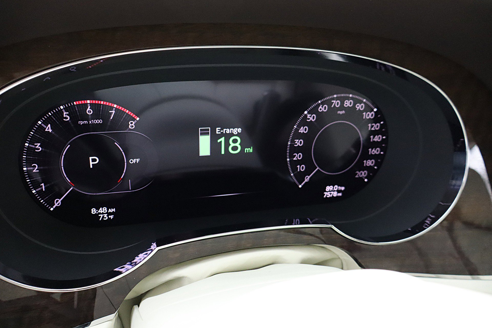 Used 2024 Bentley Bentayga Plug-In Hybrid image 29