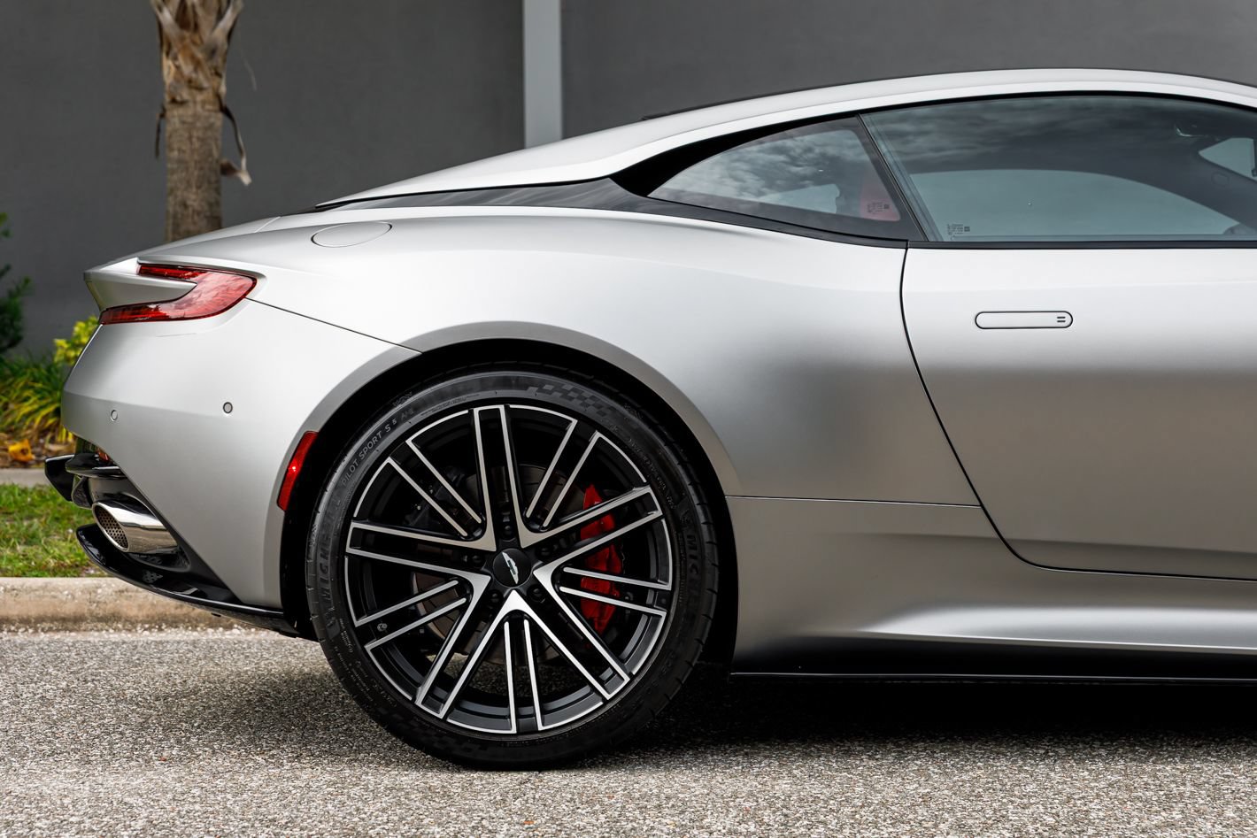 Used 2024 Aston Martin DB12 Coupe RWD image 13