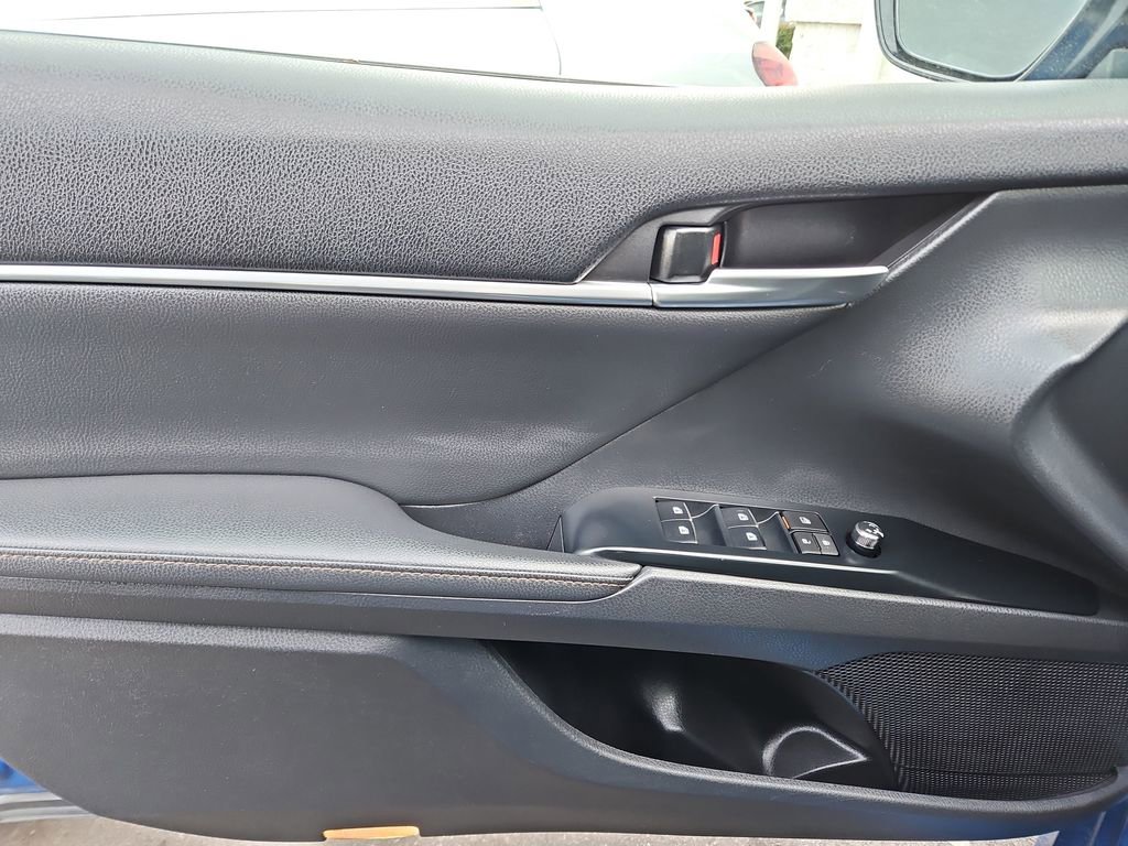 Used 2020 Toyota Camry XLE image 28